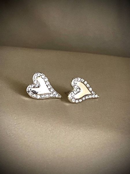 S&oslash;lvfargede blanke hjerter med glitrende stenkant